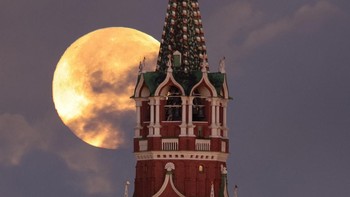 Bulan Berang-berang menciptakan pemandangan langka yang memadukan keindahan alam dan kemegahan arsitektur bersejarah Rusia. REUTERS/Marina Lystseva