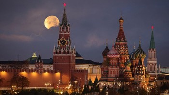 Di Moskow, Bulan Berang-berang terlihat megah saat terbenam di balik Menara Spasskaya Kremlin dan Katedral St. Basil, Rabu (5/11/2025). REUTERS/Marina Lystseva