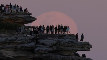Banyak warga dan fotografer mengabadikan momen indah ini, menjadikannya salah satu fenomena langit paling ditunggu di penghujung tahun. REUTERS/Hollie Adams