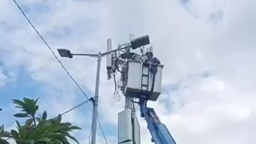 Petugas Dishub Badung memperbaiki LPJU di kawasan Jalan Bypass Ngurah Rai. (Dok Dishub Badung)