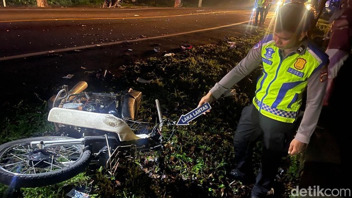 Petugas kepolisian saat melakukan olah TKP kecelakaan yang menewaskan dua orang pemuda di Jalan Denpasar-Gilimanuk, Kecamatan Melaya, Kabupaten Jembrana, Selasa (4/11/2025).