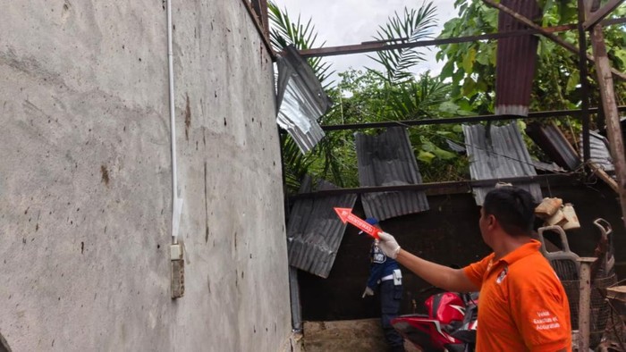 Petugas melakukan olah TKP di lokasi ledakan tabung oksigen  di Desa Gampa, Kecamatan Johan Pahlawan, Aceh Barat. (dok Polres Aceh Barat)