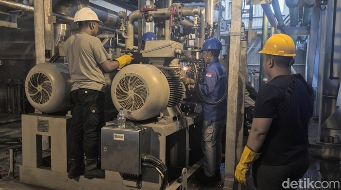 Petugas PLN sedang melakukan pemeliharaan emergency PLTU di Kupang.