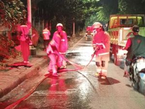 Tumpahan Oli di Kelapa Gading Bikin Pemotor Berjatuhan, Damkar Turun Tangan