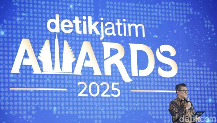 Pimred Detikcom Alvito Deanova membuka detikJatim Award 2025