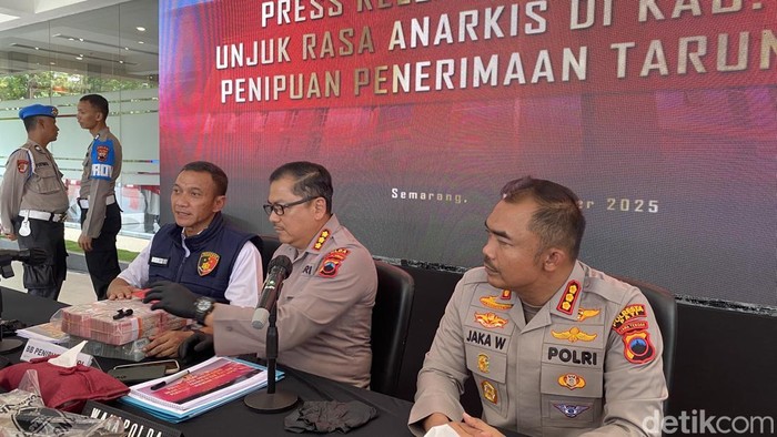 Dirreskrimum Polda Jateng, Kombes Dwi Subagio (kiri) dan Kabid Humas Polda Jateng, Kombes Artanto (kanan) di Mapolda Jateng, Kecamatan Semarang Selatan, Kota Semarang, Selasa (25/11/2025).