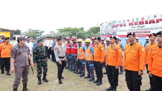 Polda RIau menggelar apel siaga bencana menghadapi potensi banjir. Apel digelar di Mapolda Riau, Rabu (5/11/2025), dipimpin Kapolda Irjen Pol Herry Heryawan.