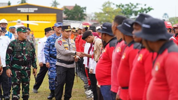 Polda Riau menggelar peralatan Search and Rescue (SAR) dalam Apel Tanggap Bencana Hidrometeorologi. Polda Riau menggelar peralatan Search and Rescue (SAR) dalam Apel Tanggap Bencana Hidrometeorologi. Apel dipimpin Kapolda Riau Irjen Pol Herry Heryawan dan Pangdam XIX/Tuanku Tambusai Mayjen TNi Agus Hadi Waluyo, Rabu (5/11/2025).