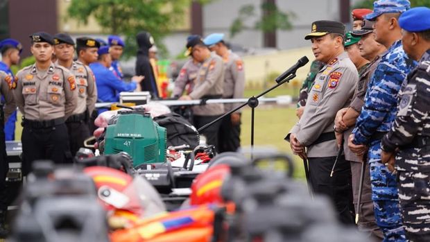 Polda Riau menggelar peralatan Search and Rescue (SAR) dalam Apel Tanggap Bencana Hidrometeorologi. Polda Riau menggelar peralatan Search and Rescue (SAR) dalam Apel Tanggap Bencana Hidrometeorologi. Apel dipimpin Kapolda Riau Irjen Pol Herry Heryawan dan Pangdam XIX/Tuanku Tambusai Mayjen TNi Agus Hadi Waluyo, Rabu (5/11/2025).