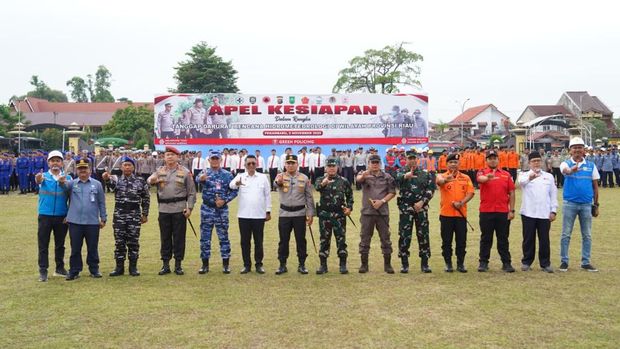 Polda Riau menggelar peralatan Search and Rescue (SAR) dalam Apel Tanggap Bencana Hidrometeorologi. Apel dipimpin Kapolda Riau Irjen Pol Herry Heryawan dan Pangdam XIX/Tuanku Tambusai Mayjen TNi Agus Hadi Waluyo, Rabu (5/11/2025).