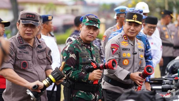 Polda Riau menggelar peralatan Search and Rescue (SAR) dalam Apel Tanggap Bencana Hidrometeorologi. Polda Riau menggelar peralatan Search and Rescue (SAR) dalam Apel Tanggap Bencana Hidrometeorologi. Apel dipimpin Kapolda Riau Irjen Pol Herry Heryawan dan Pangdam XIX/Tuanku Tambusai Mayjen TNi Agus Hadi Waluyo, Rabu (5/11/2025).