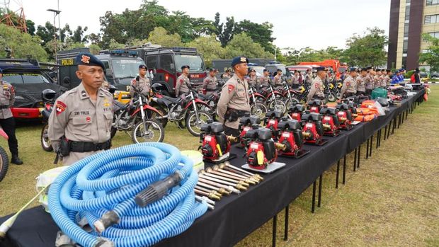 Polda Riau menggelar peralatan Search and Rescue (SAR) dalam Apel Tanggap Bencana Hidrometeorologi. Apel dipimpin Kapolda Riau Irjen Pol Herry Heryawan dan Pangdam XIX/Tuanku Tambusai Mayjen TNi Agus Hadi Waluyo, Rabu (5/11/2025).