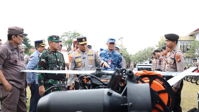 Polda Riau menggelar peralatan Search and Rescue (SAR) dalam Apel Tanggap Bencana Hidrometeorologi. Apel dipimpin Kapolda Riau Irjen Pol Herry Heryawan dan Pangdam XIX/Tuanku Tambusai Mayjen TNi Agus Hadi Waluyo, Rabu (5/11/2025).