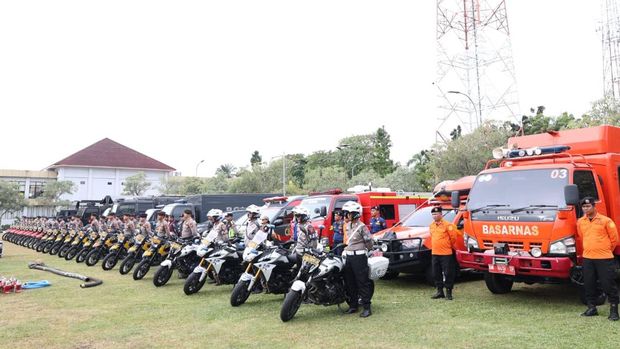 Polda Riau menggelar peralatan Search and Rescue (SAR) dalam Apel Tanggap Bencana Hidrometeorologi. Apel dipimpin Kapolda Riau Irjen Pol Herry Heryawan dan Pangdam XIX/Tuanku Tambusai Mayjen TNi Agus Hadi Waluyo, Rabu (5/11/2025).