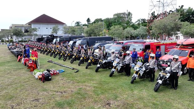 Polda Riau menggelar peralatan Search and Rescue (SAR) dalam Apel Tanggap Bencana Hidrometeorologi. Polda Riau menggelar peralatan Search and Rescue (SAR) dalam Apel Tanggap Bencana Hidrometeorologi. Apel dipimpin Kapolda Riau Irjen Pol Herry Heryawan dan Pangdam XIX/Tuanku Tambusai Mayjen TNi Agus Hadi Waluyo, Rabu (5/11/2025).