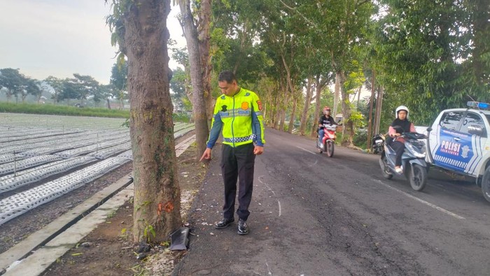 Polisi menunjukkan TKP kecelakaan maut di Pengasih, Kulon Progo, Rabu (5/11/2025).