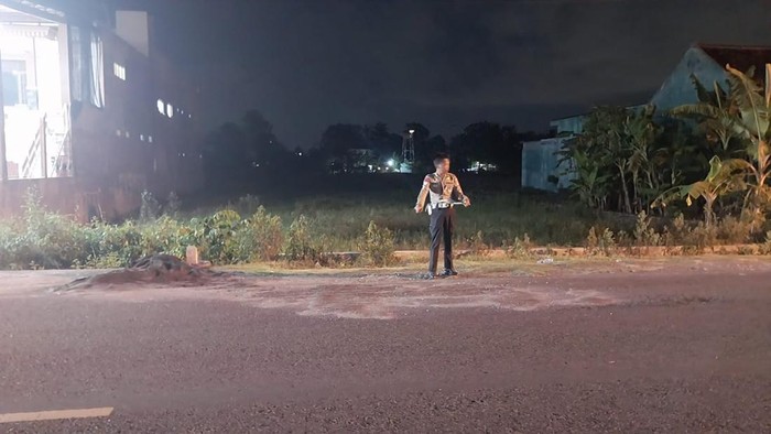 Polisi saat menunjukkan lokasi kecelakaan di Jalan Parangtritis Km.14, Ngupit, Patalan, Jetis, Bantul.