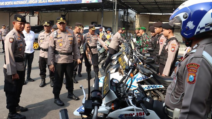 Polres Mojokerto Kota menggelar apel gelar pasukan untuk kesiapsiagaan menghadapi potensi bencana hidrometeorologi.