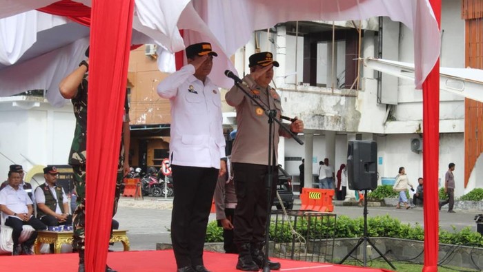 Polresta dan Forkopimda Kota Pekanbaru menggelar Apel Kesiapan Tanggap Darurat Bencana Hidrometeorologi. Apel dipimpin Pj Sekda Zulhelmi dan Kapolresta Pekanbaru Kombes Jeki Rahmat Mustika, Rabu (5/11/2025).