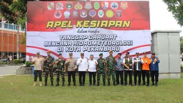 Polresta dan Forkopimda Kota Pekanbaru menggelar Apel Kesiapan Tanggap Darurat Bencana Hidrometeorologi. Polresta dan Forkopimda Kota Pekanbaru menggelar Apel Kesiapan Tanggap Darurat Bencana Hidrometeorologi. Apel dipimpin Pj Sekda Zulhelmi dan Kapolresta Pekanbaru Kombes Jeki Rahmat Mustika, Rabu (5/11/2025).
