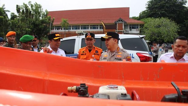 Polresta dan Forkopimda Kota Pekanbaru menggelar Apel Kesiapan Tanggap Darurat Bencana Hidrometeorologi. Polresta dan Forkopimda Kota Pekanbaru menggelar Apel Kesiapan Tanggap Darurat Bencana Hidrometeorologi. Apel dipimpin Pj Sekda Zulhelmi dan Kapolresta Pekanbaru Kombes Jeki Rahmat Mustika, Rabu (5/11/2025).