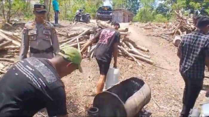Polsek Maulafa saat membongkar tempat penyulingan miras di Kelurahan Sikumana dan Fatukoa, Kecamatan Maulafa, Kota Kupang, NTT, Selasa (4/11/2025).