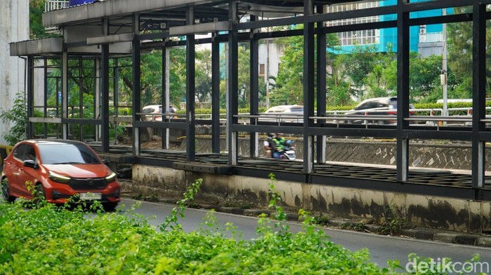 Kendaraan tampak melintas di depan Halte TransJakarta BNN 1 yang sudah lama terbengkalai di Jalan MT Haryono, Cawang, Jakarta Timur, Rabu (5/11/2025). Kondisi halte yang kini tak lagi beroperasi itu terlihat sepi dan mulai tampak usang.