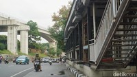 Kendaraan tampak melintas di depan Halte TransJakarta BNN 1 yang sudah lama terbengkalai di Jalan MT Haryono, Cawang, Jakarta Timur, Kamis (6/11/2025).