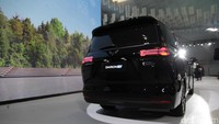 Dari sisi eksterior, Wuling Darion tak punya desain yang aneh-aneh. Bentuknya boxy alias mengkotak dan elegan seperti MPV-MPV keluarga pada umumnya. Untuk desain fascianya, versi PHEV dibekali grille berbentuk spindle berwarna hitam. Sedang versi EV wajahnya lebih clear atau bersih karena tak dilengkapi grille.