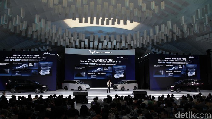 Wuling Darion remi meluncur di Spike Air Dome PIK2, Jakarta Utara, Rabu (5/11/2025). Mobil tersebut diperkenalkan di arena GIIAS 2025 dengan nama Cortez Darion, namun disederhanakan menjadi Wuling Darion. Darion sendiri adalah akronim 'Dari Indonesia'.