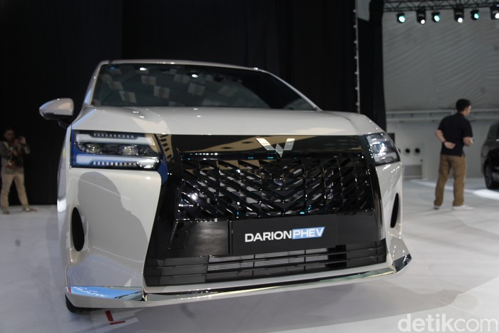 Wuling Darion remi meluncur di Spike Air Dome PIK2, Jakarta Utara, Rabu (5/11/2025). Mobil tersebut diperkenalkan di arena GIIAS 2025 dengan nama Cortez Darion, namun disederhanakan menjadi Wuling Darion. Darion sendiri adalah akronim Dari Indonesia.