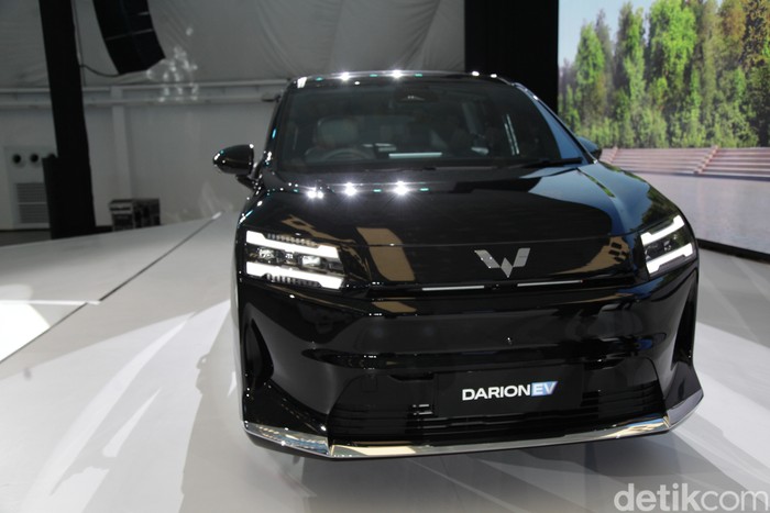 Wuling Darion remi meluncur di Spike Air Dome PIK2, Jakarta Utara, Rabu (5/11/2025). Mobil tersebut diperkenalkan di arena GIIAS 2025 dengan nama Cortez Darion, namun disederhanakan menjadi Wuling Darion. Darion sendiri adalah akronim Dari Indonesia.