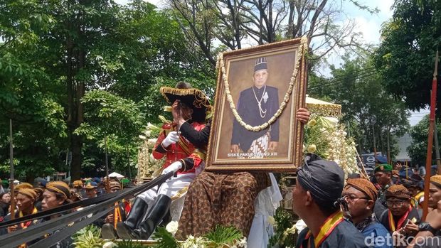 Presiden ke-7 RI, Jokowi mengikuti pelepasan jenazah PB XIII dari Loji Gandrung. Presiden ke-7 RI, Jokowi mengikuti pelepasan jenazah PB XIII dari Loji Gandrung.
