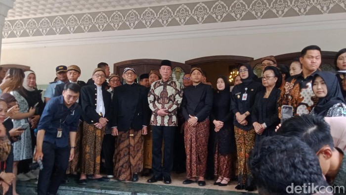 Presiden ke-7 RI, Jokowi mengikuti pelepasan jenazah PB XIII dari Loji Gandrung.