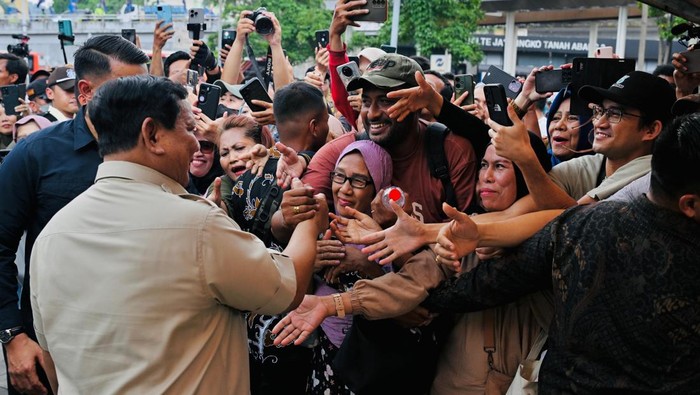 Presiden Prabowo Subianto menyapa warga usai peresmian revitalisasi Stasiun Tanah Abang Baru. Mereka terlihat antusias melihat langsung Prabowo. (Laily Rachev- Biro Pers Sekretariat Presiden).
