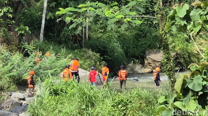 Proses pencarian satu korban terakhir dalam tragedi tubing di sungai Singorojo, Kendal, Rabu (5/11/2025).