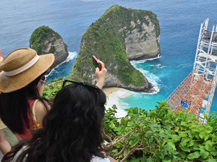 Proyek Lift Pantai Kelingking Dihentikan Sementara, Diduga Langgar Aturan