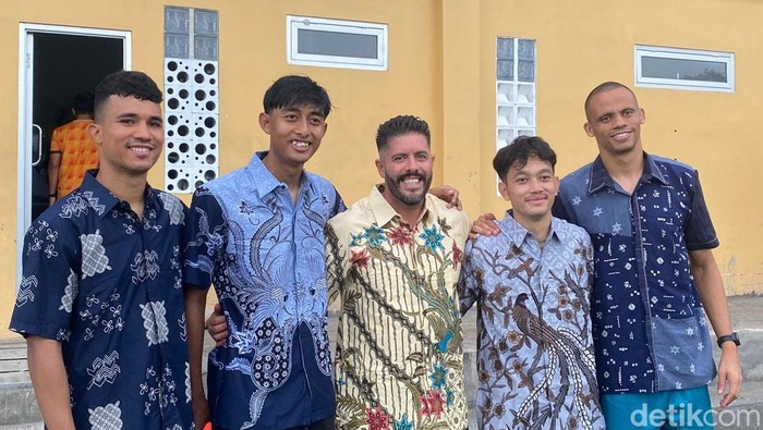 Pemain PSS Sleman mengenakan batik usai sesi latihan di Lapangan Pakembinangun, Sleman, Rabh (5/11/2025).