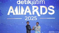 PT HM Sampoerna TBK menerima penghargaan Anugerah Progam Bisnis Terpuji dalam kategori Kemitraan Inoatif untuk Pemberdayaan UKMKM pada detikJatim Awards 2025.