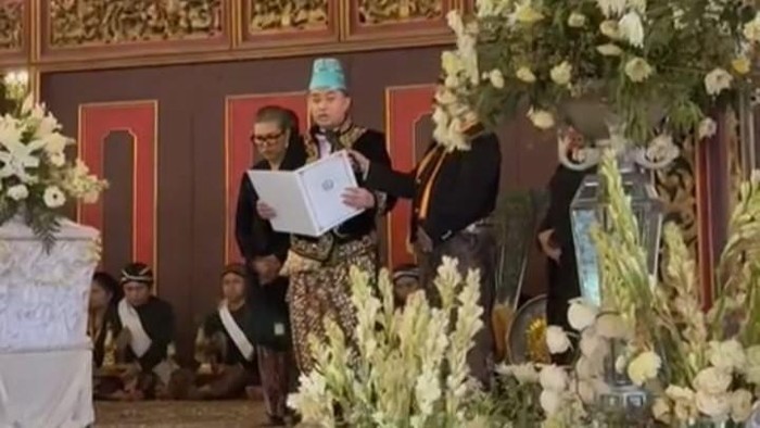 Putra Mahkota KGPAA HAmangkunegoro mengukuhkan diri sebagai raja Keraton Solo bergelar Paku Buwono XIV, Rabu (5/11/2025).