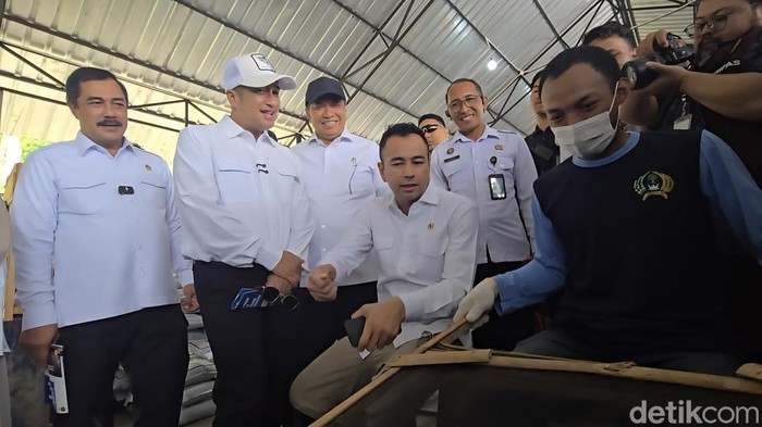 Utusan Khusus Presiden Bidang Pembinaan Generasi Muda dan Pekerja Seni Raffi Ahmad menyemangati warga binaan permasyarakatan (WBP) di Pulau Nusakambangan, Cilacap, Jawa Tengah (Jateng), Rabu (5/11/2025).