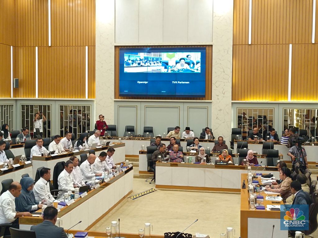 Rapat kerja Komisi IV DPR RI bersama Kementerian Kelautan dan Perikanan, di kompleks parlemen, Jakarta, Rabu (5/11/2025). (CNBC Indonesia/Martyasari Rizky)