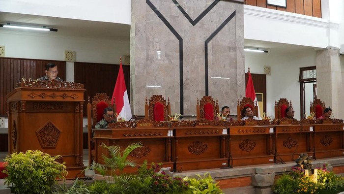 Rapat Paripurna Penyampaian Penjelasan Ranperda Kabupaten Buleleng tentang APBD Tahun Anggaran 2026 di Ruang Sidang Utama Gedung DPRD Buleleng, Selasa (4/11/2025).