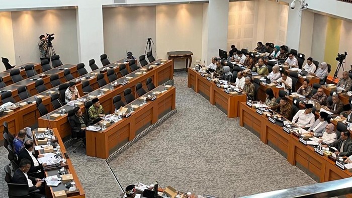 Tim Pengawas (Timwas) Penanggulangan Bencana DPR rapat bersama dengan jajaran kementerian hingga badan menindaklanjuti kondisi dampak cuaca di Indonesia, di gedung Nusantara II, Senayan, Jakarta, Rabu (5/11/2025).