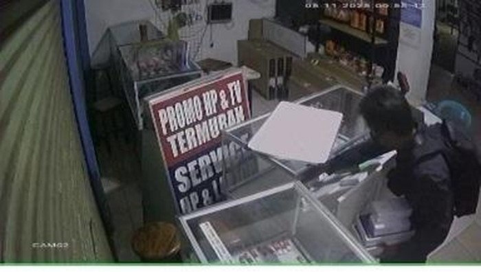 Rekaman CCTV pencurian HP di konter Pati, Rabu (5/11/2025).
