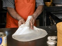 Meludah ke Adonan Roti buat Hidangan Pesta, Juru Masak Ini Ditangkap Polisi!