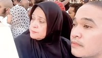 Ma Ifah, kakak kandung mendiang ibunda Ruben Onsu mengaku senang bisa menunaikan ibadah umrah bersama dengan keponakannya. Senang, berasa sama anak sendiri, kata Ma Ifah saat menjadi bintang tamu Brownis, Rabu (5/11/2025). Foto: Instagram @ruben_onsu