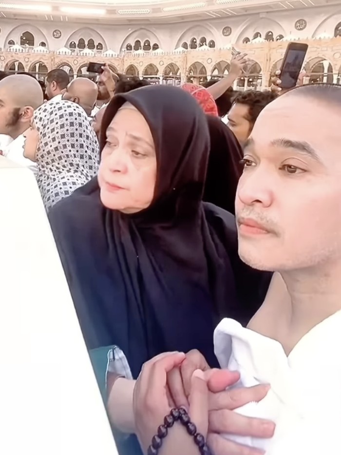 Momen Ruben Onsu umrah bersama Ma Ifah.
