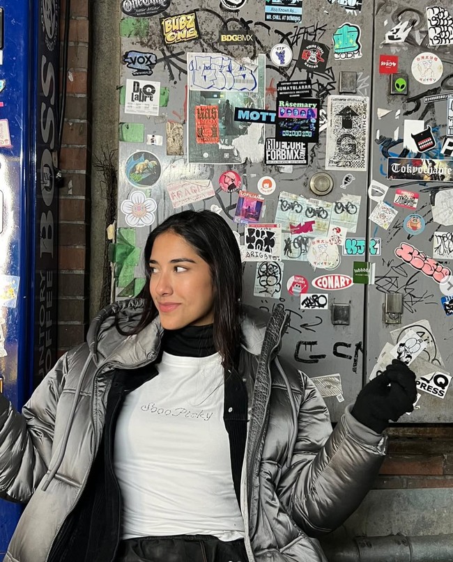 Kepada 97 ribu lebih pengikutnya di Instagram, Sabrina juga kerap memamerkan gayanya saat berlibur. Penampilannya selalu terlihat simpel dan santai namun tetap memukau. Foto: Instagram/@sab_sash