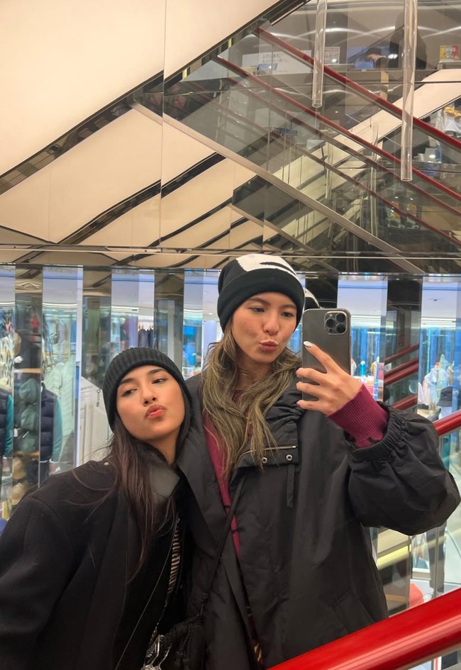 Sabrina juga sempat terlihat berlibur bersama ke Jepang dengan anak Wulan Guritno, Shaloom Razade. Keduanya tampil kompak melakukan mirror selfie. Foto: Instagram/@sab_sash